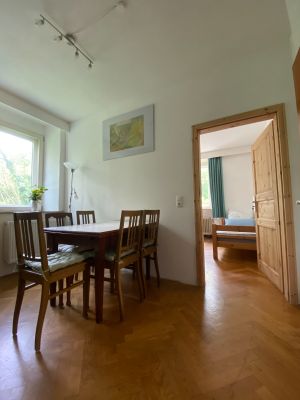 Randersacker Gästehaus am Main: Wohnküche Bild 1: Eßtisch mit 4 Stühlen original aus den 1920er Jahren; Zugang zum 'Blauen Zimmer'