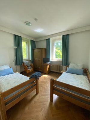 Das 'Blaue Zimmer' ( ca. 12 qm) mit 2 Einzelbetten, Möbeln und HD-TV